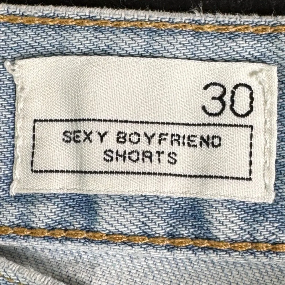 Gap 1969 Sexy Boyfriend Shorts Light Wash Distressed Denim W30 Button Fly